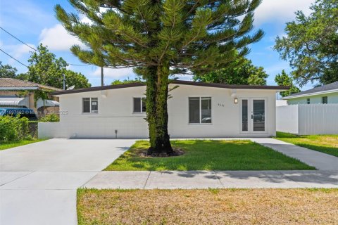 House in Miami, Florida 3 bedrooms, 112.23 sq.m. № 1948859 - photo 2
