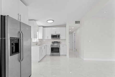 House in Miami, Florida 3 bedrooms, 112.23 sq.m. № 1948859 - photo 11