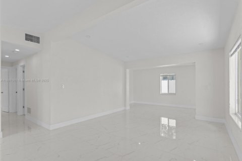 House in Miami, Florida 3 bedrooms, 112.23 sq.m. № 1948859 - photo 15