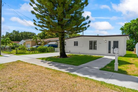 House in Miami, Florida 3 bedrooms, 112.23 sq.m. № 1948859 - photo 5