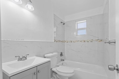 House in Miami, Florida 3 bedrooms, 112.23 sq.m. № 1948859 - photo 17