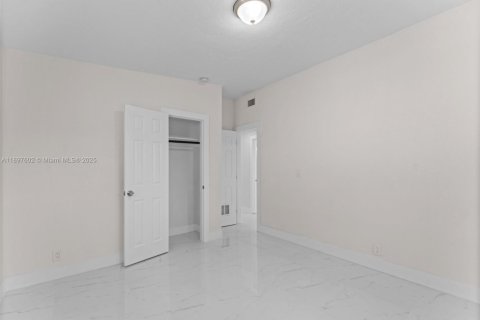 House in Miami, Florida 3 bedrooms, 112.23 sq.m. № 1948859 - photo 23