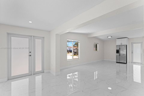 House in Miami, Florida 3 bedrooms, 112.23 sq.m. № 1948859 - photo 10
