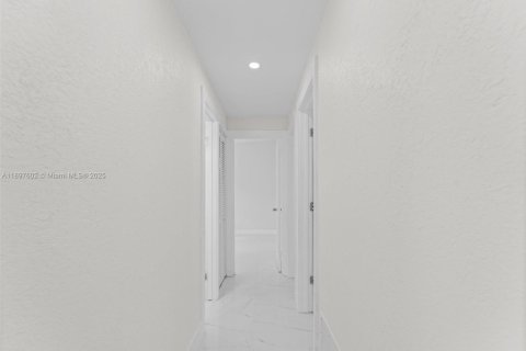House in Miami, Florida 3 bedrooms, 112.23 sq.m. № 1948859 - photo 27