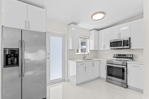 House in Miami, Florida 3 bedrooms, 112.23 sq.m. № 1948859 - photo 13