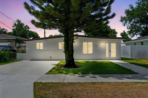House in Miami, Florida 3 bedrooms, 112.23 sq.m. № 1948859 - photo 3