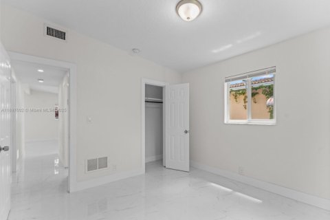 House in Miami, Florida 3 bedrooms, 112.23 sq.m. № 1948859 - photo 26