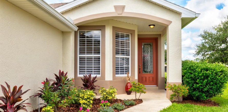House in Leesburg, Florida 3 bedrooms, 137.22 sq.m. № 1875846