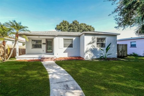 Casa en alquiler en Saint Petersburg, Florida, 2 dormitorios, 94.2 m2 № 1593430 - foto 1