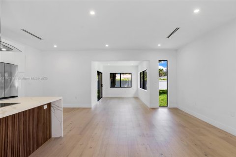 House in Miami Shores, Florida 3 bedrooms, 145.11 sq.m. № 1971536 - photo 8