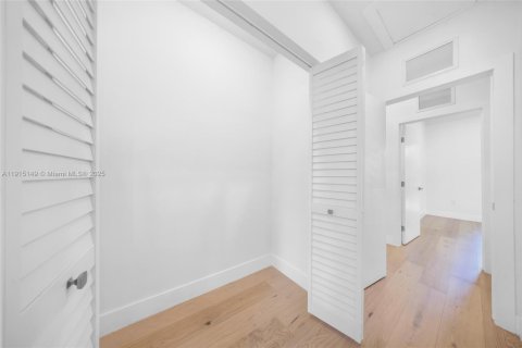 House in Miami Shores, Florida 3 bedrooms, 145.11 sq.m. № 1971536 - photo 23