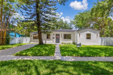 House in Miami Shores, Florida 3 bedrooms, 145.11 sq.m. № 1971536 - photo 1