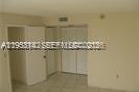 Condominio en alquiler en Miami, Florida, 2 dormitorios, 116.78 m2 № 2153610 - foto 7