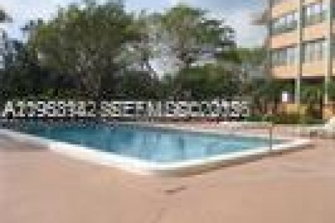 Condominio en alquiler en Miami, Florida, 2 dormitorios, 116.78 m2 № 2153610 - foto 3