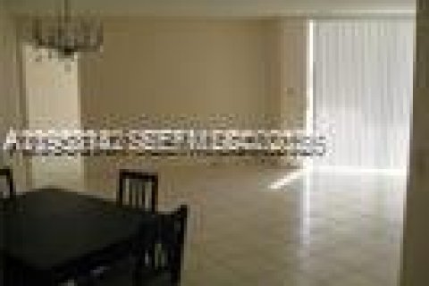 Condominio en alquiler en Miami, Florida, 2 dormitorios, 116.78 m2 № 2153610 - foto 13