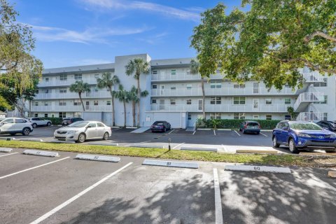 Condo in Oakland Park, Florida, 2 bedrooms  № 1029657 - photo 1
