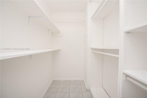 Condo in Miami, Florida, 1 bedroom  № 1892493 - photo 11