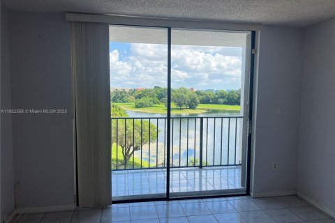 Condo in Miami, Florida, 1 bedroom  № 1892493 - photo 13