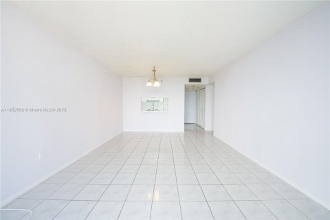 Condo in Miami, Florida, 1 bedroom  № 1892493 - photo 4