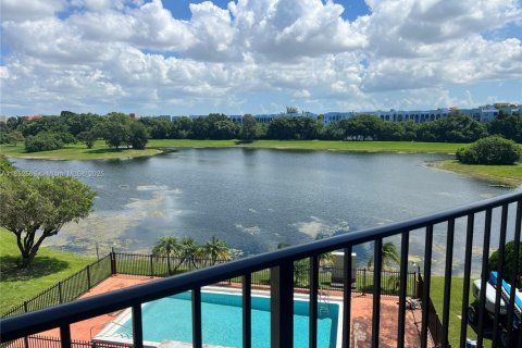 Condo in Miami, Florida, 1 bedroom  № 1892493 - photo 16
