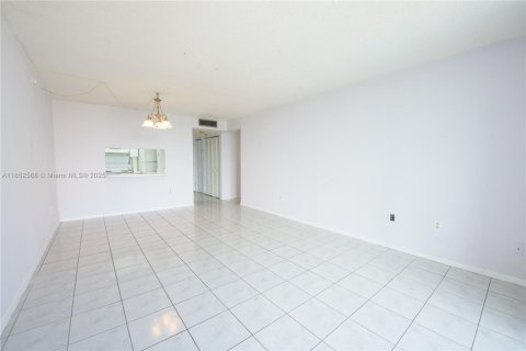 Condo in Miami, Florida, 1 bedroom  № 1892493 - photo 3