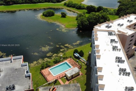 Condo in Miami, Florida, 1 bedroom  № 1892493 - photo 22