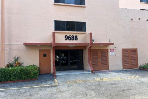 Condo in Miami, Florida, 1 bedroom  № 1892493 - photo 17