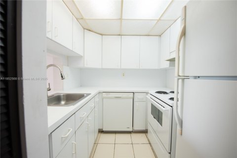 Condo in Miami, Florida, 1 bedroom  № 1892493 - photo 7