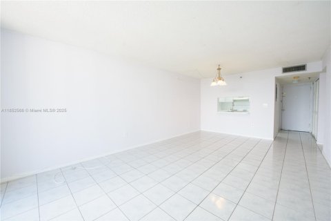 Condo in Miami, Florida, 1 bedroom  № 1892493 - photo 5