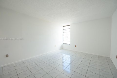 Condo in Miami, Florida, 1 bedroom  № 1892493 - photo 9