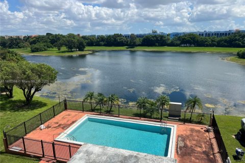 Condo in Miami, Florida, 1 bedroom  № 1892493 - photo 15
