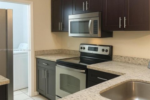 Townhouse in Miramar, Florida 2 bedrooms, 98.48 sq.m. № 1942532 - photo 2