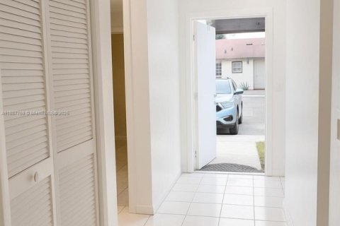 Townhouse in Miramar, Florida 2 bedrooms, 98.48 sq.m. № 1942532 - photo 11