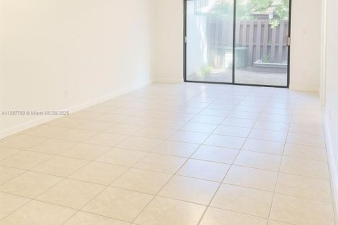 Townhouse in Miramar, Florida 2 bedrooms, 98.48 sq.m. № 1942532 - photo 5