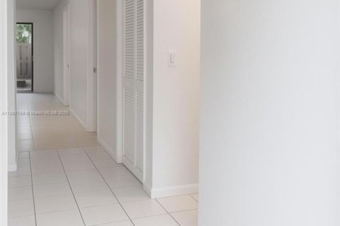 Townhouse in Miramar, Florida 2 bedrooms, 98.48 sq.m. № 1942532 - photo 12