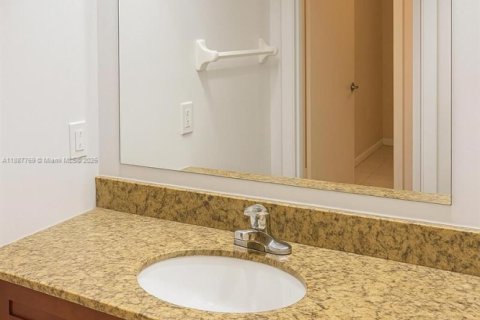 Townhouse in Miramar, Florida 2 bedrooms, 98.48 sq.m. № 1942532 - photo 13