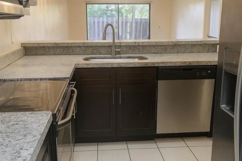 Townhouse in Miramar, Florida 2 bedrooms, 98.48 sq.m. № 1942532 - photo 4