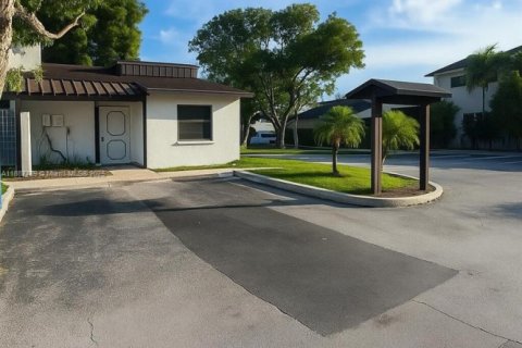 Townhouse in Miramar, Florida 2 bedrooms, 98.48 sq.m. № 1942532 - photo 1