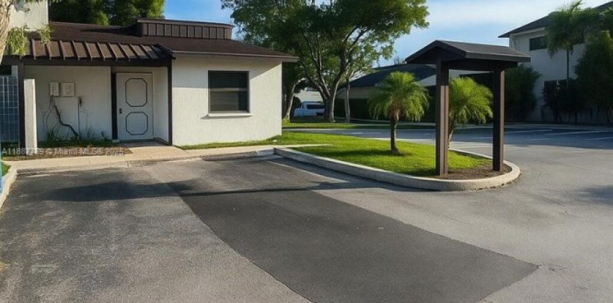 Townhouse in Miramar, Florida 2 bedrooms, 98.48 sq.m. № 1942532