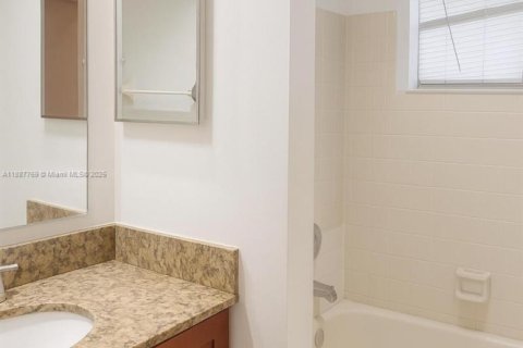 Townhouse in Miramar, Florida 2 bedrooms, 98.48 sq.m. № 1942532 - photo 14