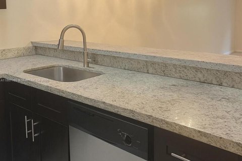 Townhouse in Miramar, Florida 2 bedrooms, 98.48 sq.m. № 1942532 - photo 3