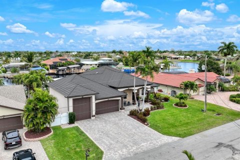 House in Cape Coral, Florida 4 bedrooms, 237.74 sq.m. № 2393609 - photo 14