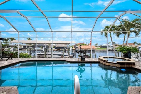 House in Cape Coral, Florida 4 bedrooms, 237.74 sq.m. № 2393609 - photo 2