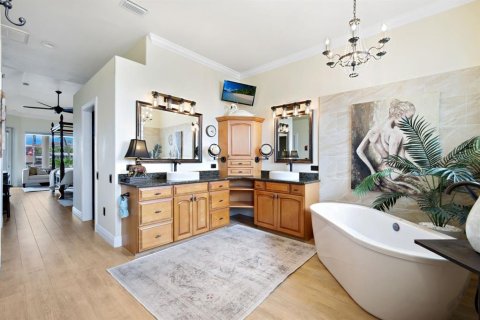 House in Cape Coral, Florida 4 bedrooms, 237.74 sq.m. № 2393609 - photo 23