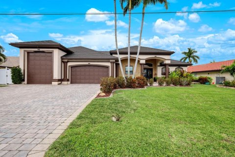 House in Cape Coral, Florida 4 bedrooms, 237.74 sq.m. № 2393609
