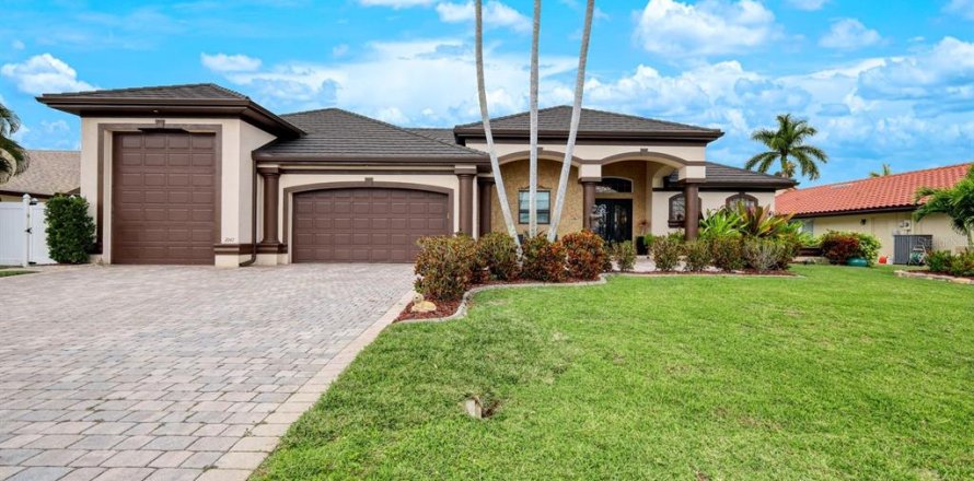 House in Cape Coral, Florida 4 bedrooms, 237.74 sq.m. № 2393609