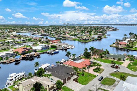 House in Cape Coral, Florida 4 bedrooms, 237.74 sq.m. № 2393609 - photo 12