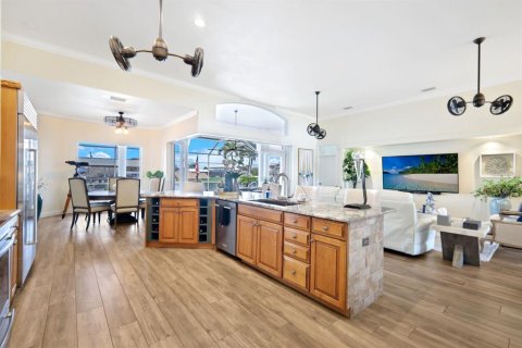 House in Cape Coral, Florida 4 bedrooms, 237.74 sq.m. № 2393609 - photo 5