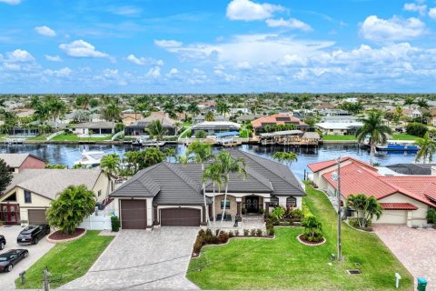 House in Cape Coral, Florida 4 bedrooms, 237.74 sq.m. № 2393609 - photo 13