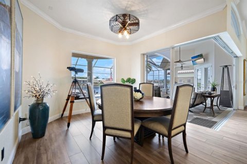 House in Cape Coral, Florida 4 bedrooms, 237.74 sq.m. № 2393609 - photo 21